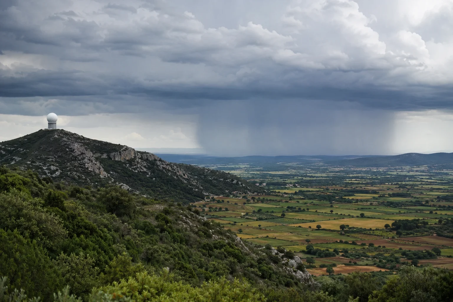 Illustration d’un radar météorologique sur une colline et de pluie sur le paysage.