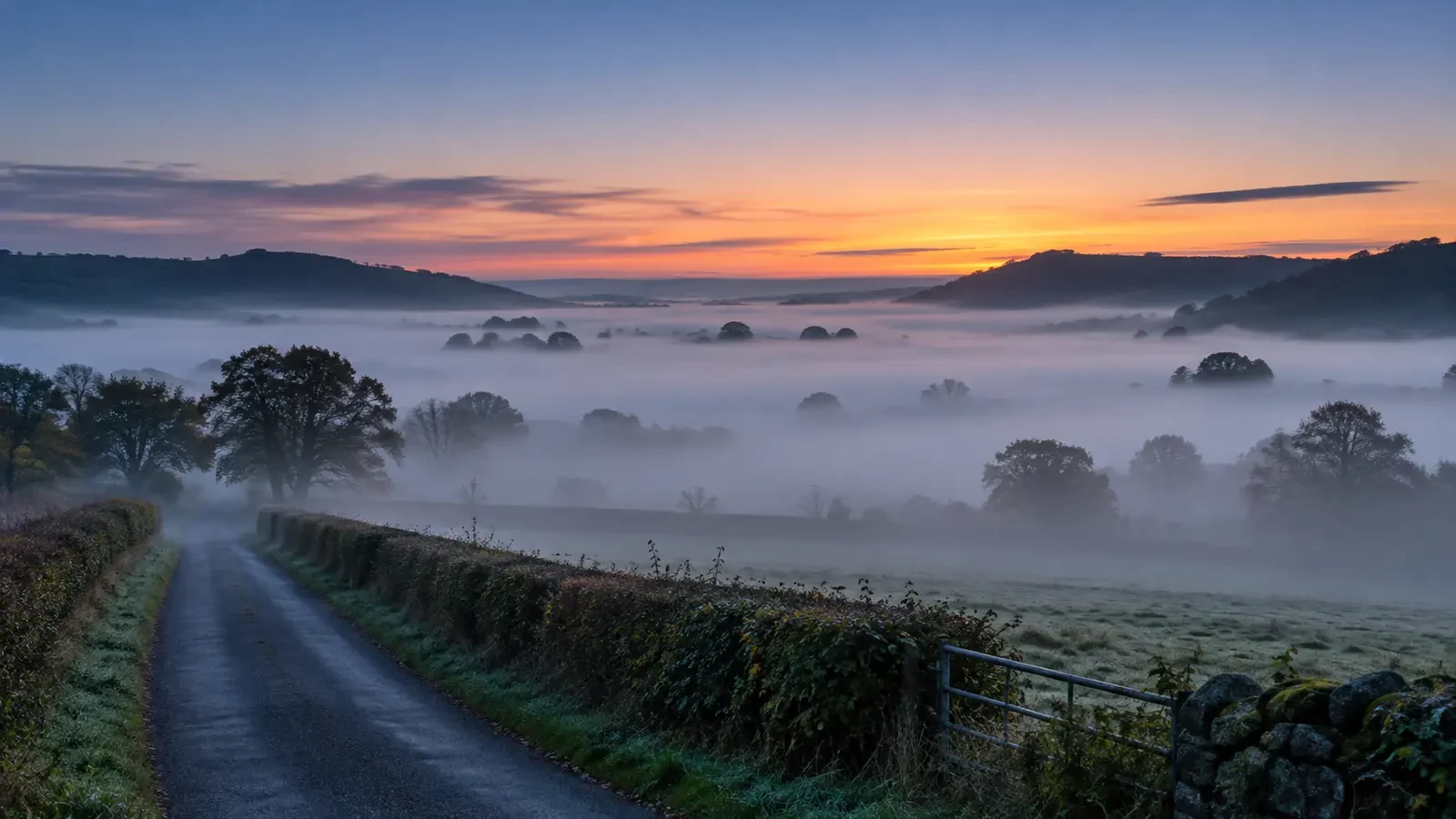 Brouillard de rayonnement accumulé dans une vallée rurale peu avant le lever du soleil